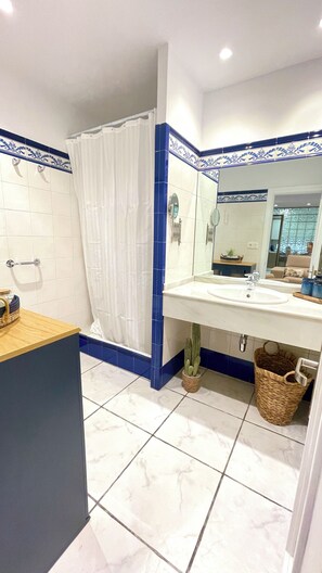 Douche, sèche-cheveux, serviettes fournies, savon