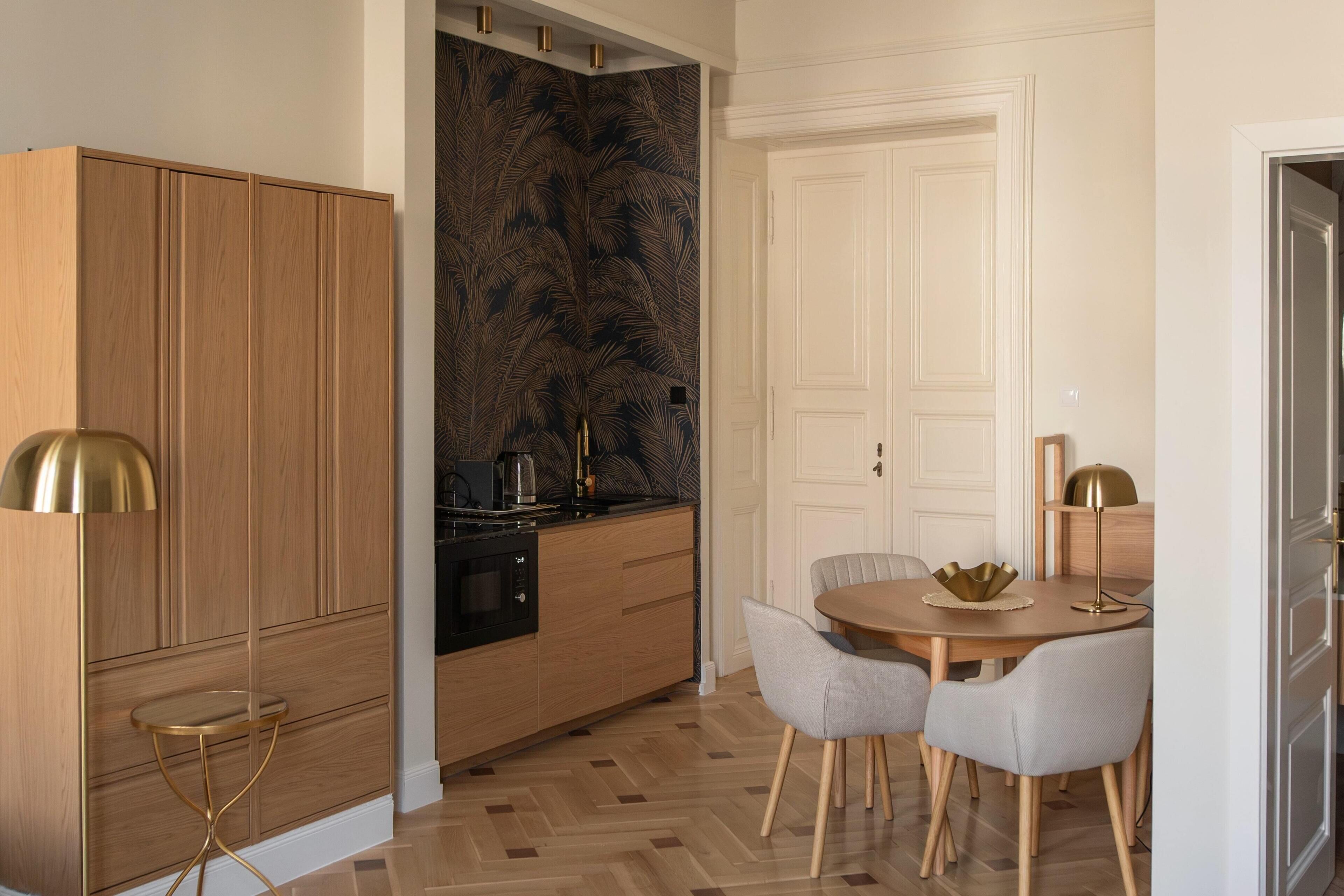 Heritage Sapphire Apartment - Park View | Wohnbereich | 100-cm-Flachbildfernseher mit Kabelempfang