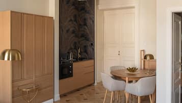 Heritage Sapphire Apartment - Park View | Wohnbereich | 100-cm-Flachbildfernseher mit Kabelempfang
