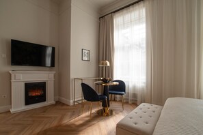 Heritage Oasis Apartment - Courtyard View | In-room dining - Harmonia Palace - Luxury Apartments (Budapest)