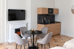 Heritage Family Apartment - Courtyard View | Cuisine privée | Mini réfrigérateur, micro-ondes, plaque de cuisson, cafetière/bouilloire
