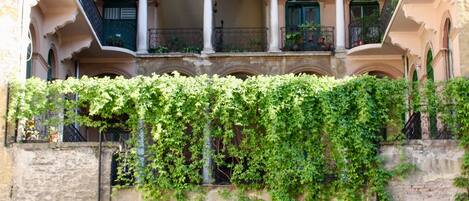 Chambre Classique avec lits jumeaux, vue cour intérieure | Vue sur la cour