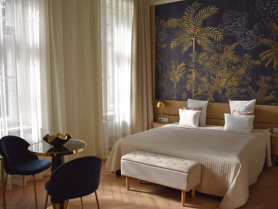 Heritage Oasis Apartment - Courtyard View | Cofres nos quartos, individualmente mobiliados