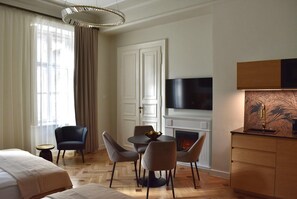Heritage Family Apartment - Courtyard View | In-room safe, individually furnished, iron/ironing board, free WiFi - Harmonia Palace - Historic Residence (Budapest)