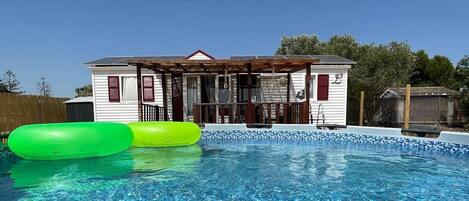 Una piscina al aire libre