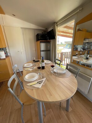 Dining - ECO SURF HOUSE (Hozanejos)