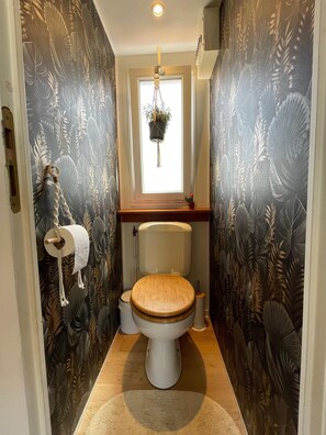 Dusche, umweltfreundliche Kosmetikartikel, Haartrockner, Handtücher