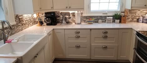 Een koelkast, een magnetron, een oven, een kookplaat