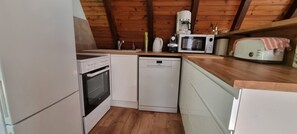 Fridge, microwave, oven, stovetop - Location Chalet, Entièrement Rénové ,beaucoup de Charme, sur une Prairie (campan)