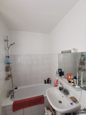 Sèche-cheveux, serviettes fournies, savon, papier toilette
