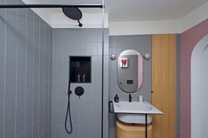 Shower, hair dryer, bidet, towels - 4BNB - Luxury Navona Apartment (Rome)