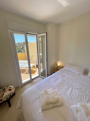 2 bedrooms, iron/ironing board, travel cot, WiFi - 4/ New 2 bed, 2 bath Apartment. Community Pool & Local Beach Access. Built 2024. (Mijas)