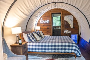 1 bedroom, bed sheets