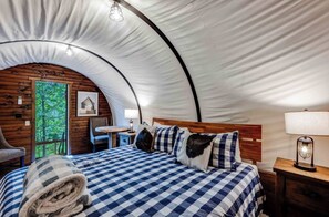 1 bedroom, bed sheets - Romantic Luxury Under the trees (Pigeon Forge)