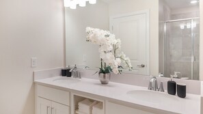 Sèche-cheveux, serviettes fournies, savon, shampoing
