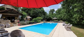 Gite sleeps 4/5 with uninterrupted view of the pool