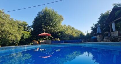Gite sleeps 4/5 with uninterrupted view of the pool