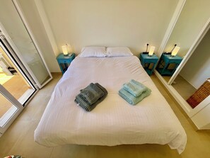 2 bedrooms, desk, iron/ironing board, travel crib - 3/ New (2024) 2-bed 2-bath Apartment. Community pool & local beach (3-min drive) (Mijas)