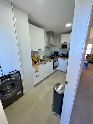 Frigorifero, microonde, forno, piano cottura