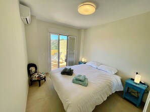 2 chambres, bureau, fer et planche à repasser, lit de bébé portatif