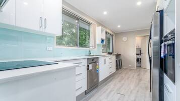 Kjøleskap, mikrobølgeovn, ovn og kokeplater