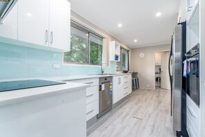 Frigorífico, microondas, horno y placa de cocina