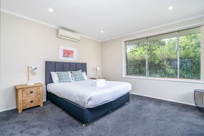 4 bedrooms, desk, iron/ironing board, free WiFi