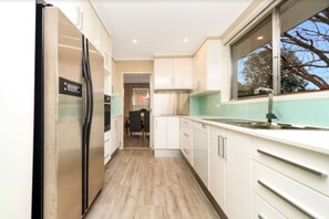 Frigorífico, microondas, horno y placa de cocina