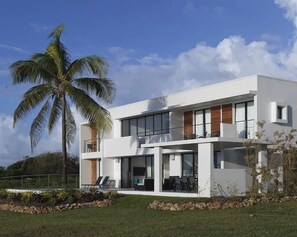 Exterior - Côté Ci Côté La (Crown Point)