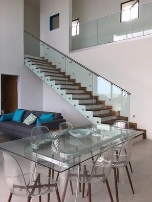 Interior - Côté Ci Côté La (Crown Point)