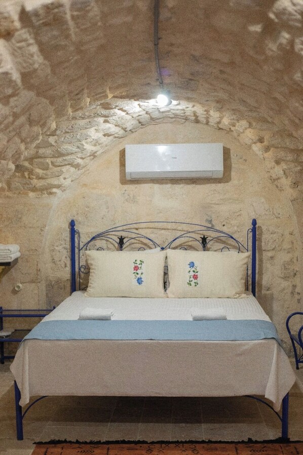 ベーシック ダブルルーム コートヤードビュー | 高級寝具、ノートパソコン用作業スペース、ベッドシーツ