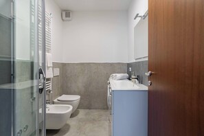 Shower, hair dryer, towels, shampoo