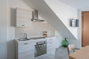 Réfrigérateur, four, plaque de cuisson, cafetière/bouilloire