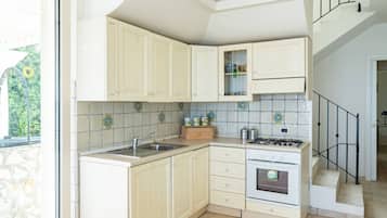 Een koelkast, een oven, een kookplaat, een vaatwasser