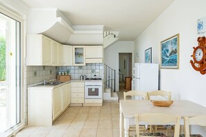 Fridge, oven, stovetop, dishwasher