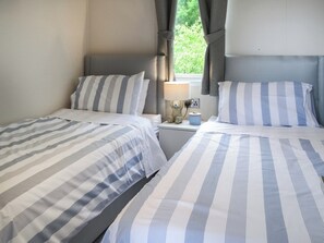 2 bedrooms, free WiFi, bed sheets - 2 bedroom accommodation in Sewerby (Sewerby)