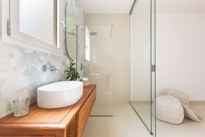 Dusche, Haartrockner, Bidet, Handtücher