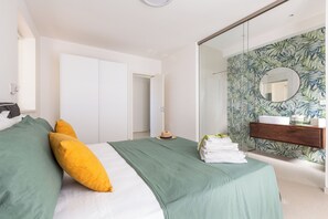 4 bedrooms, iron/ironing board, WiFi, bed sheets