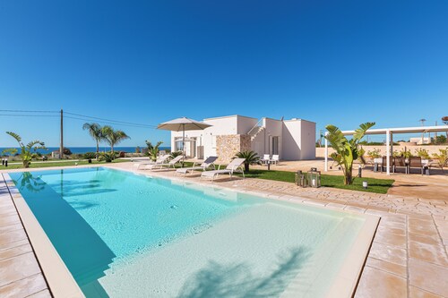 VILLA LEUCOTEA LUXURY WITH PRIVATE POOL AND EXCEPTIONAL SEA VIEW 