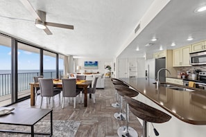 Living area - Sandpiper Beacon Beach Resort (Panama City Beach)