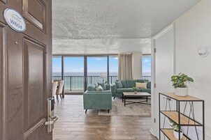 "Sandcastle" - 2 Bedroom 2 Bath Beachfront Condo | Rollaway beds, free WiFi, bed sheets