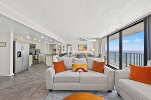Living area - Sandpiper Beacon Beach Resort (Panama City Beach)