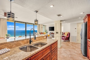 Private kitchen - Sandpiper Beacon Beach Resort (Panama City Beach)