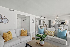 Living area - Sandpiper Beacon Beach Resort (Panama City Beach)