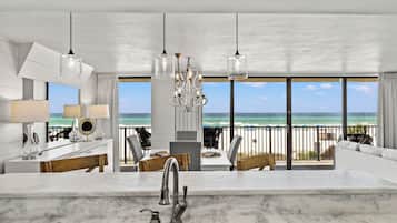 公寓式客房, 海滩景观 | 私人厨房 | 微波炉、烤面包机