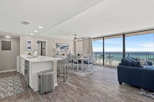 Apartamento, vistas a la playa | Zona de estar | Televisión LED de 32 pulgadas con canales por cable