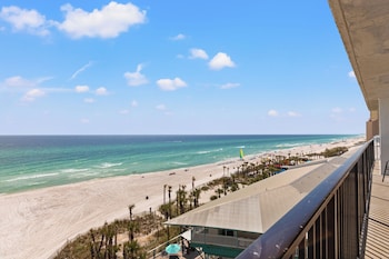 Hotel exterior and entrance at Sandpiper Beacon Beach Resort