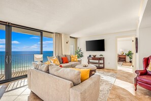 Living area - Sandpiper Beacon Beach Resort (Panama City Beach)