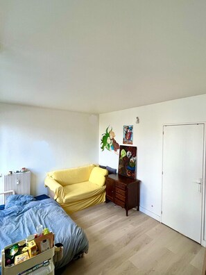 1 bedroom, WiFi - APPART AVEC PIANO + BIBLIOTHÈQUE AU CANAL DE L'OURCQ
 (Paris)