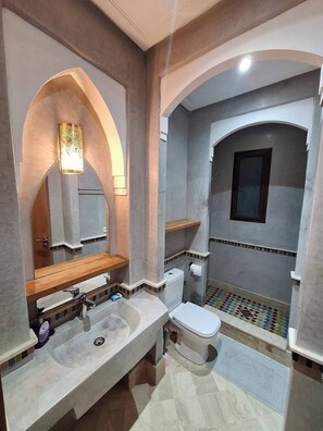 Shower, hair dryer, towels, soap - Private pool villa   (Marrakech)